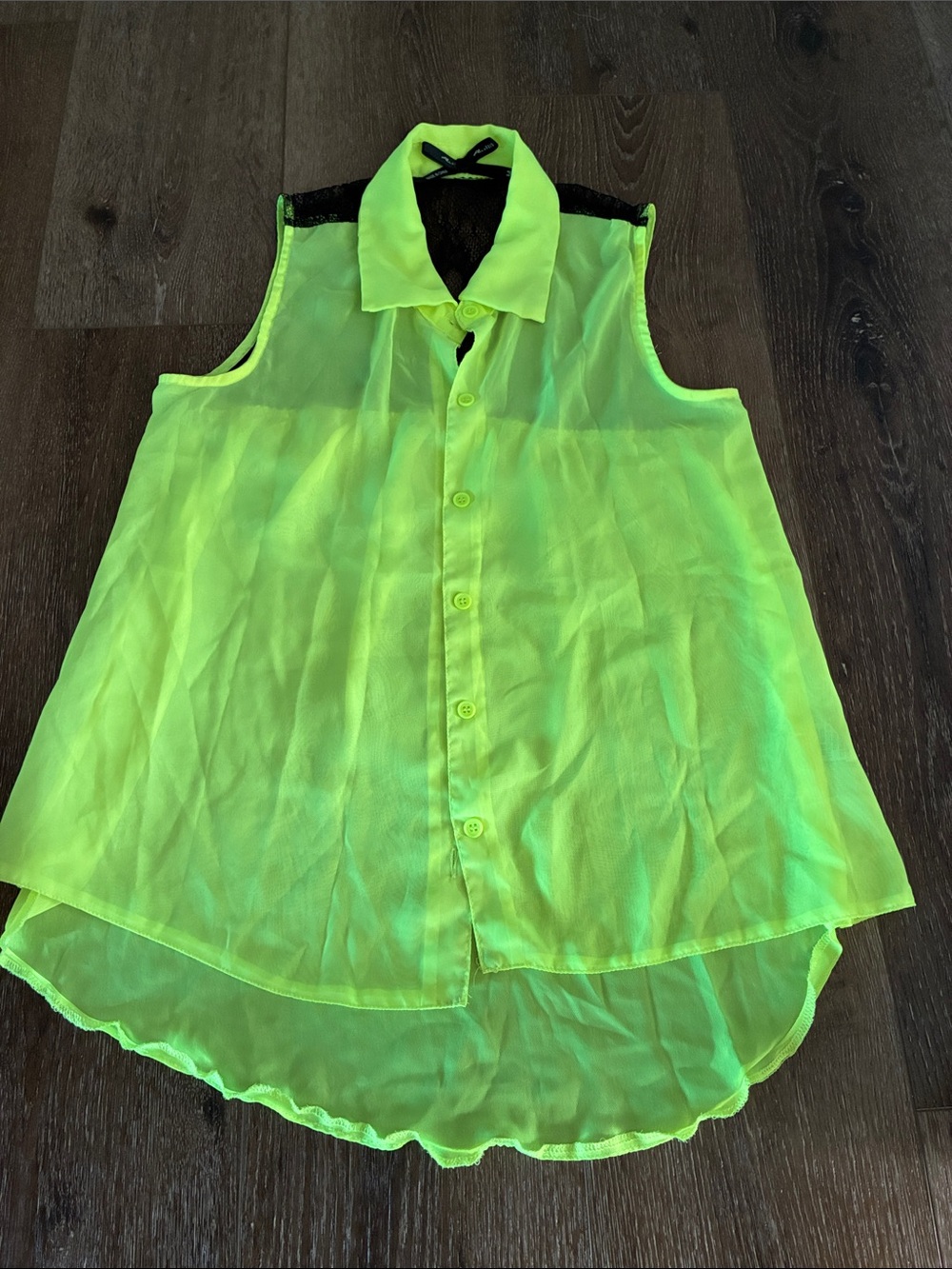 Ali & Kris Neon Yellow/Green Sleeveless Button-Front Tank with Lace Detail. Med